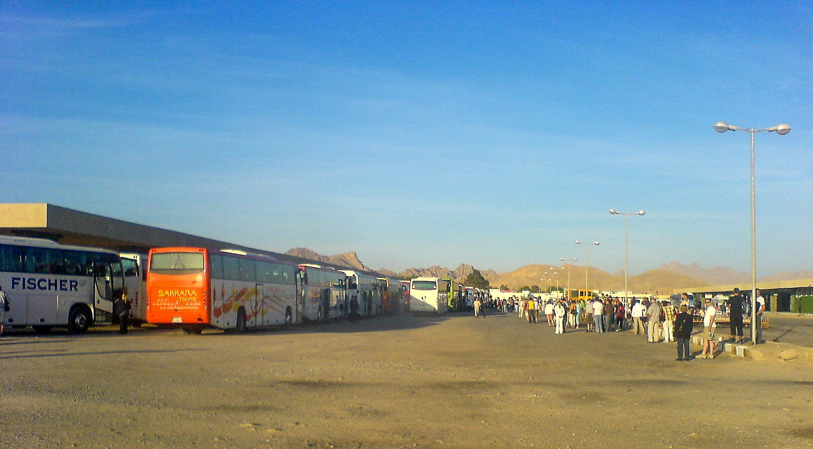 Uppsamling av alla bussar som ska genom Saharaöknen