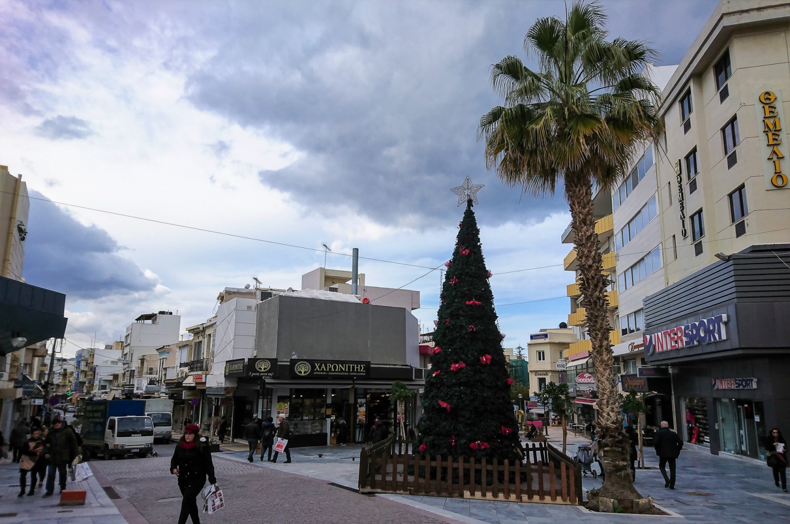 Julgran och palm samsas på gatan i Heraklion