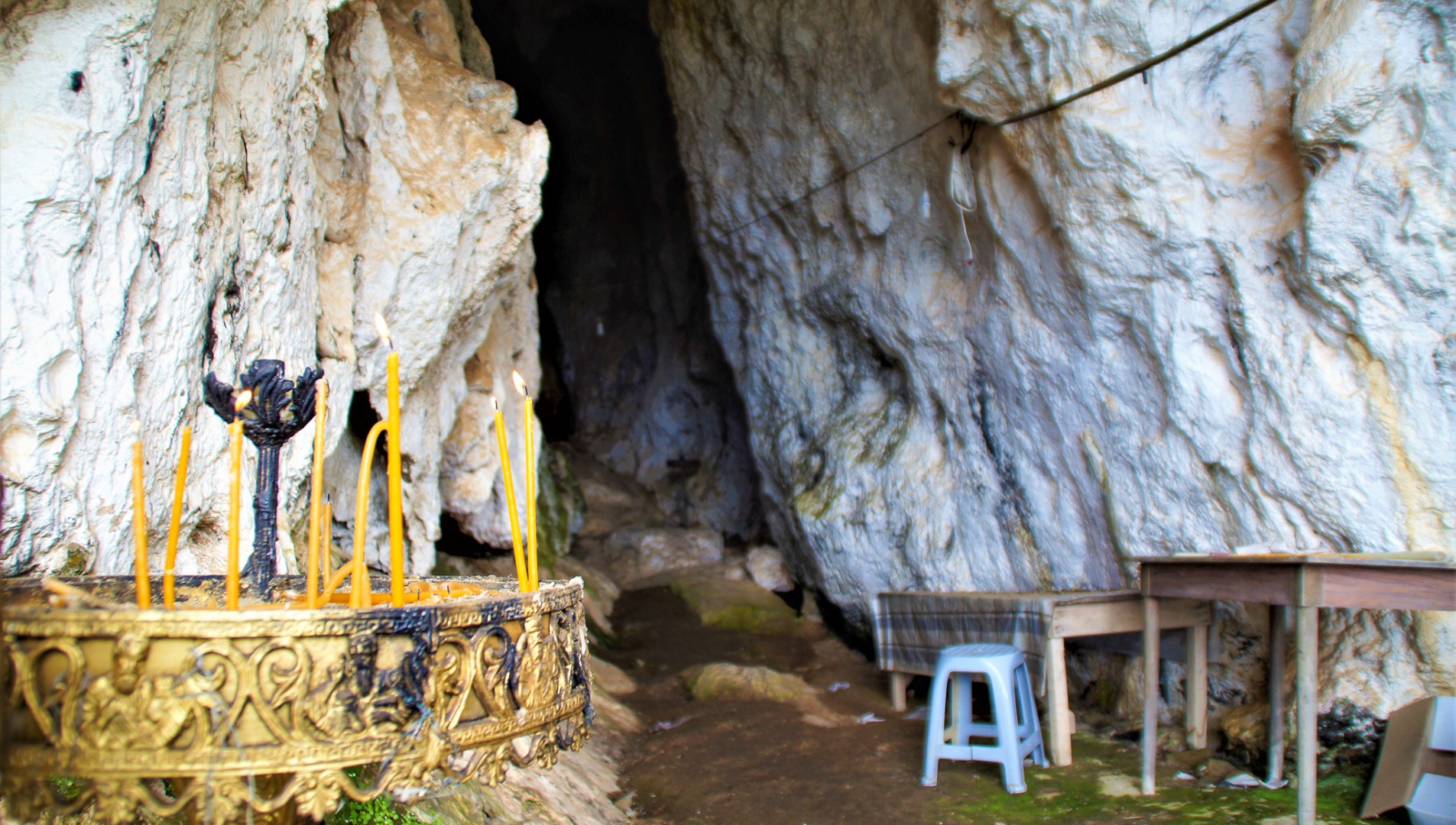 Ingången till Agia Foteini och kyrkan som ligger inne i grottan