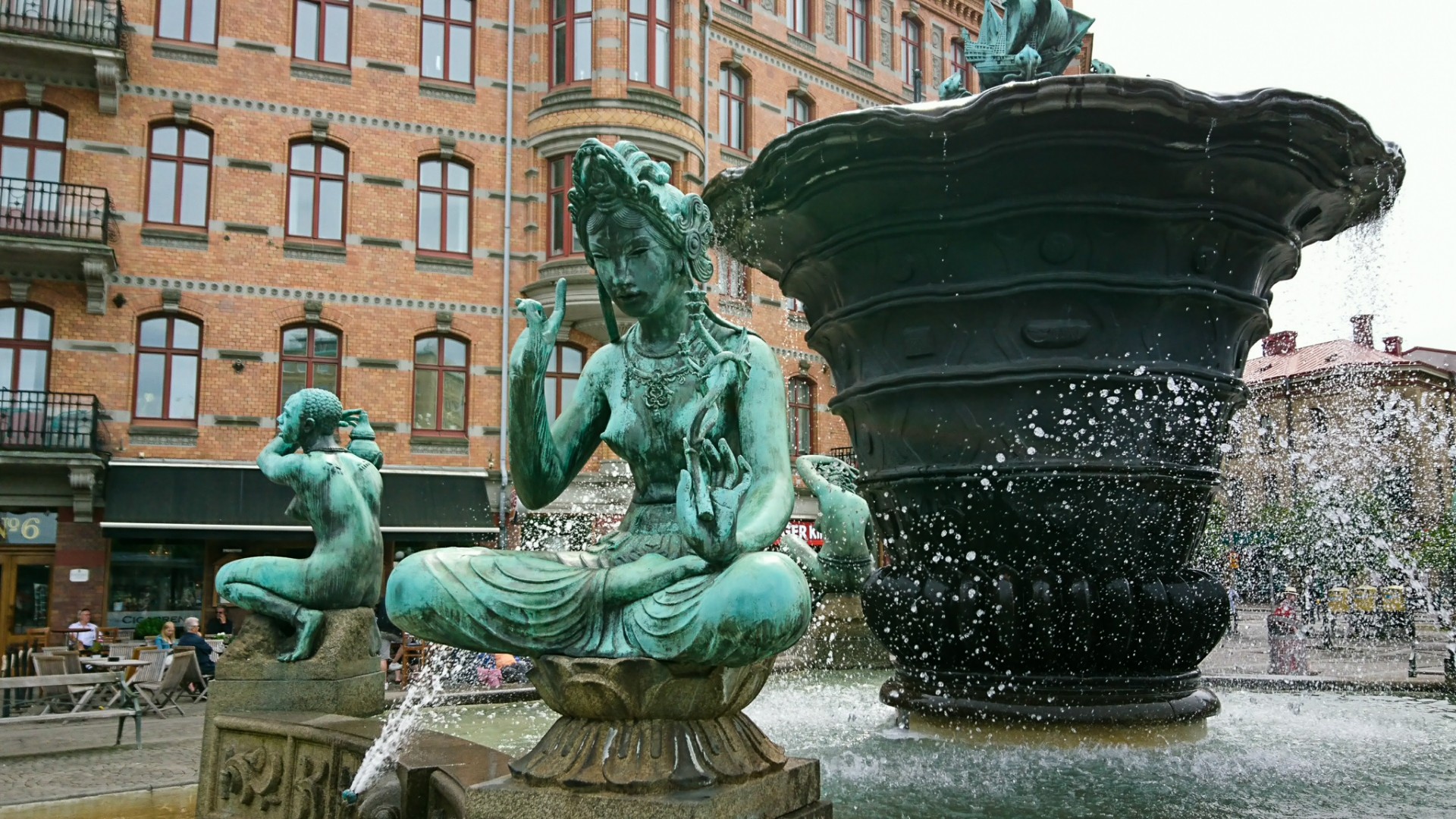 Fem kvinnor i brons symboliserar de fem världsdelarna på Järntorgsbrunnen