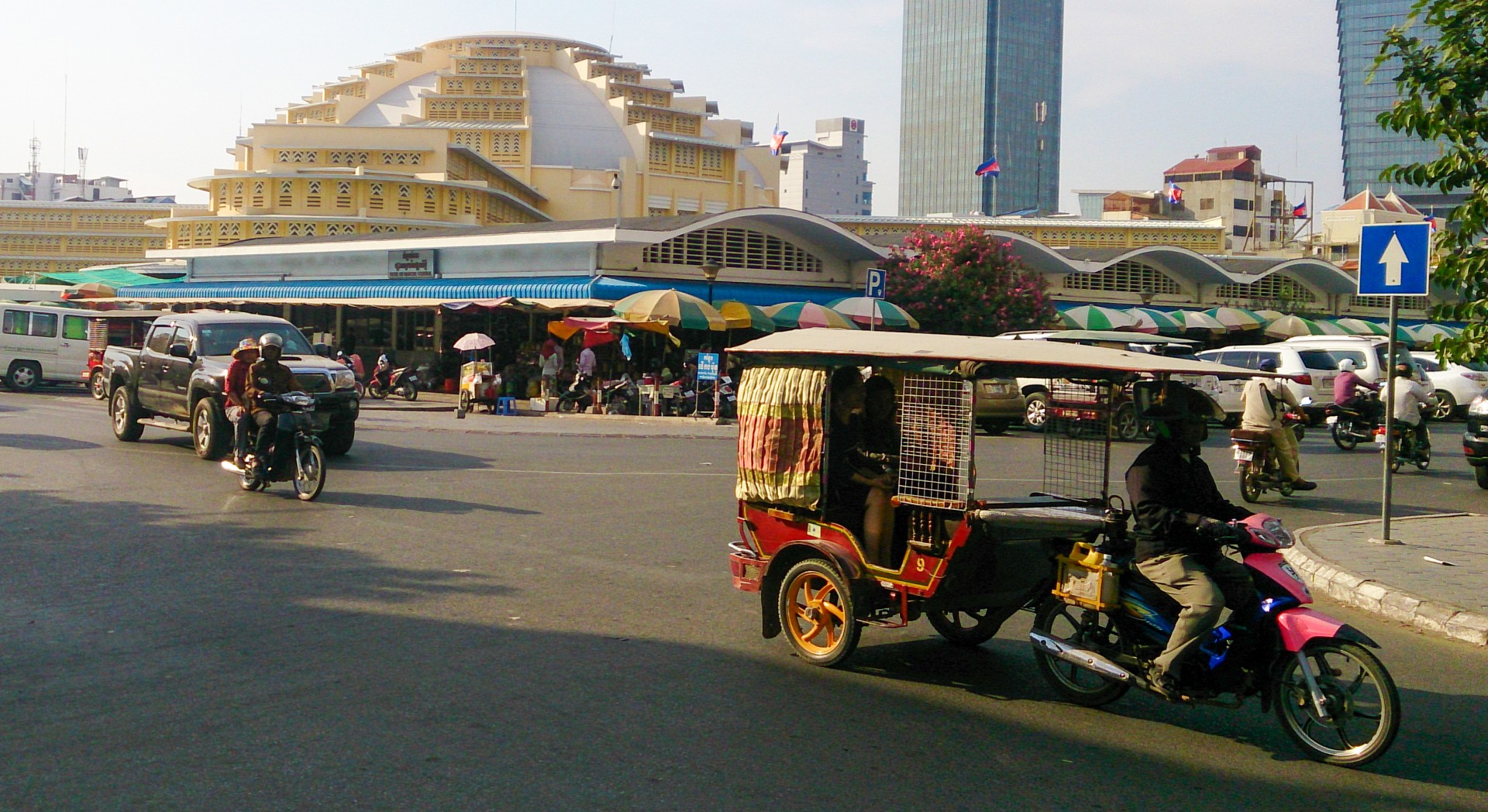 Tuk-tuk i Phnom Penh, Kambodja. Här rekommenderas att hålla väska och kamera på insidan.