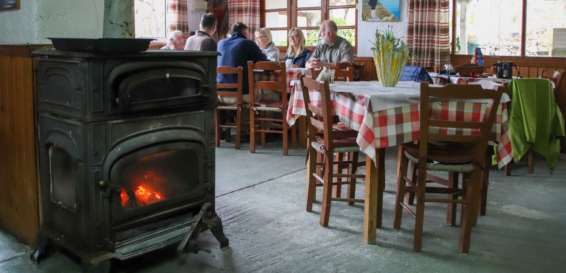 Taverna i byn Thripti på östra Kreta med potatisen på vedkaminen