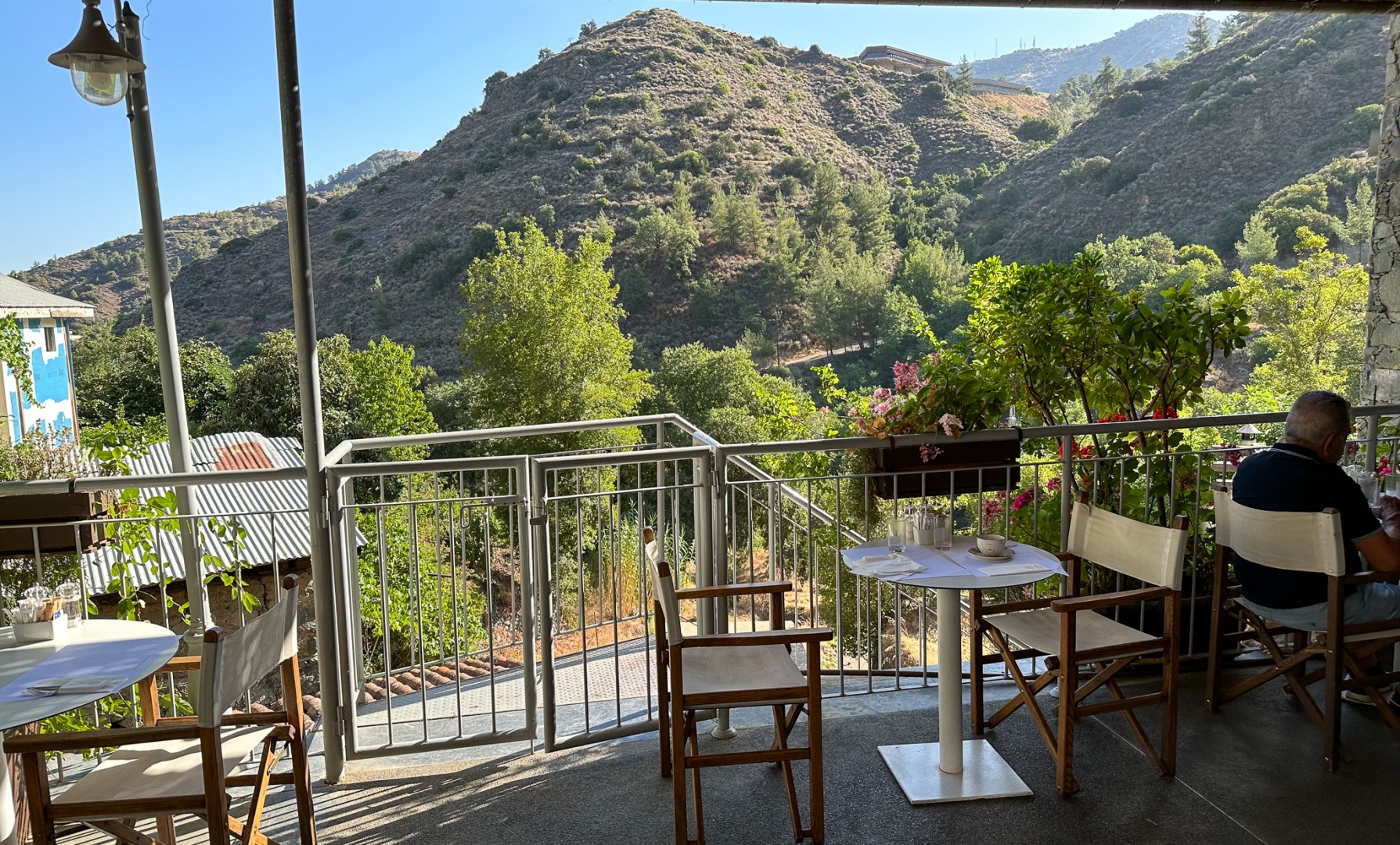 Frukostbordet med utsikt på Casale Panayiotis