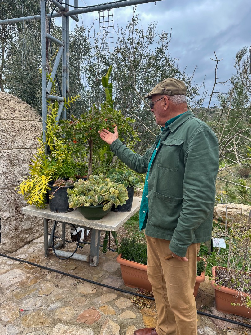 Dr. Michalis Mountis guidar runt i sin fantastiska trädgård